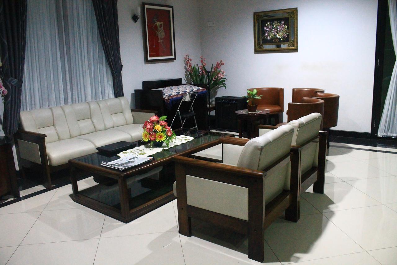 Carica Homestay Surabaya Exterior photo